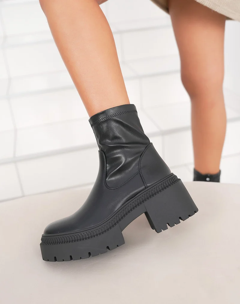 Bottines femme noires tendance à plateforme avec semelle crantée et tige chaussette