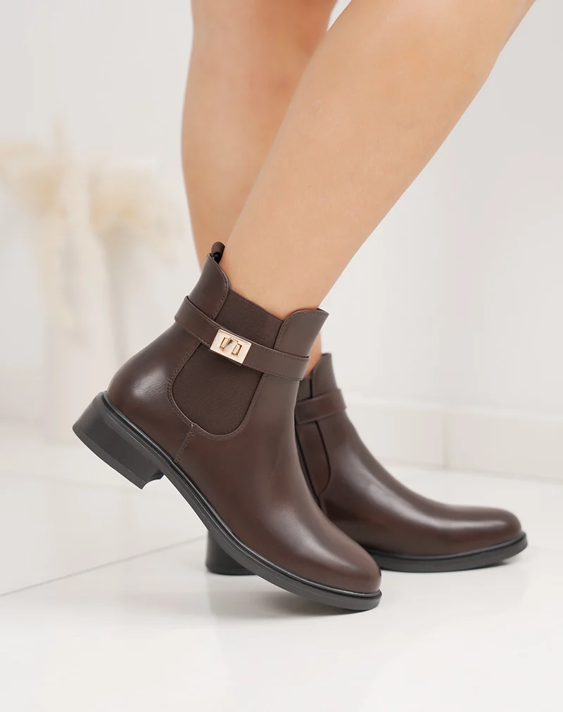 Bottines marron chelsea avec boucle dorée décorative