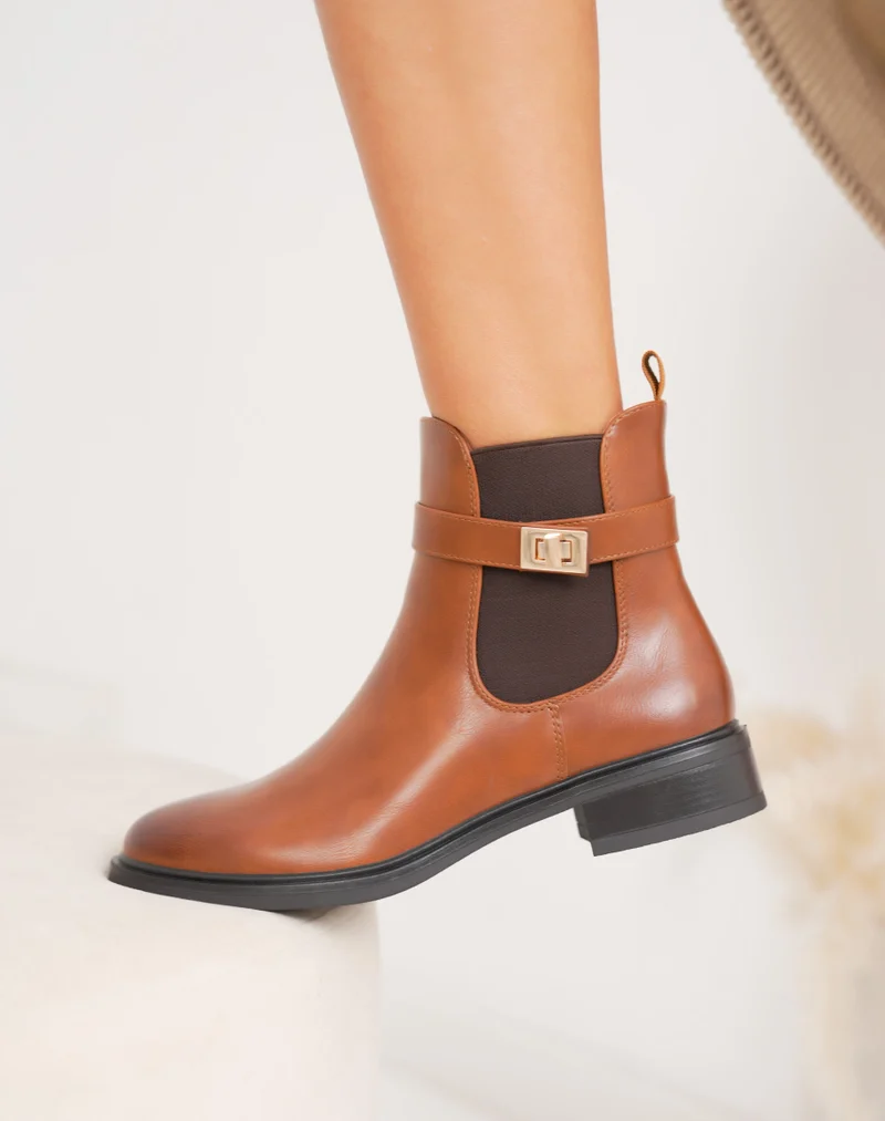 Bottines camel chelsea avec boucle dorée décorative