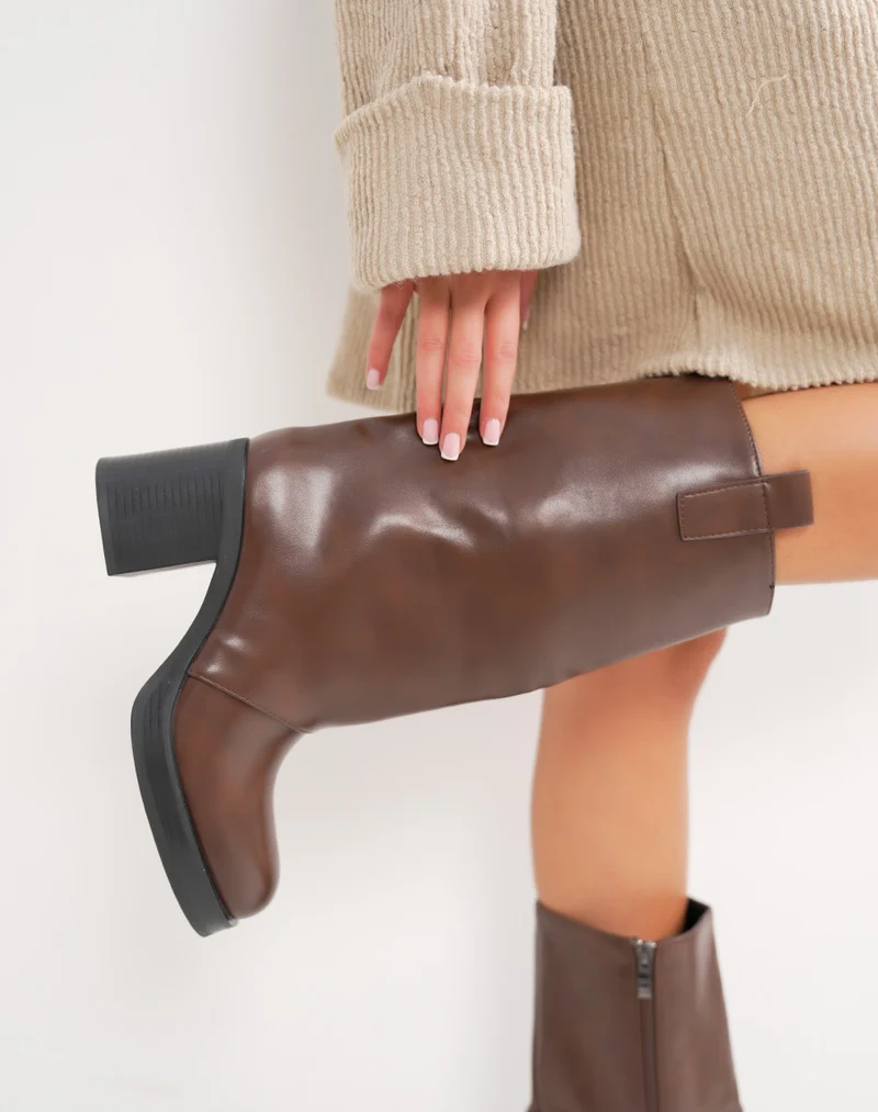 Bottines hautes marron à bout rond et talon épais