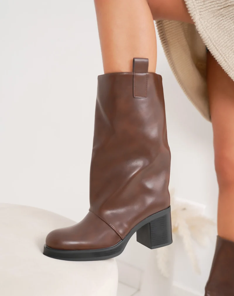 Bottines hautes marron à bout rond et talon épais