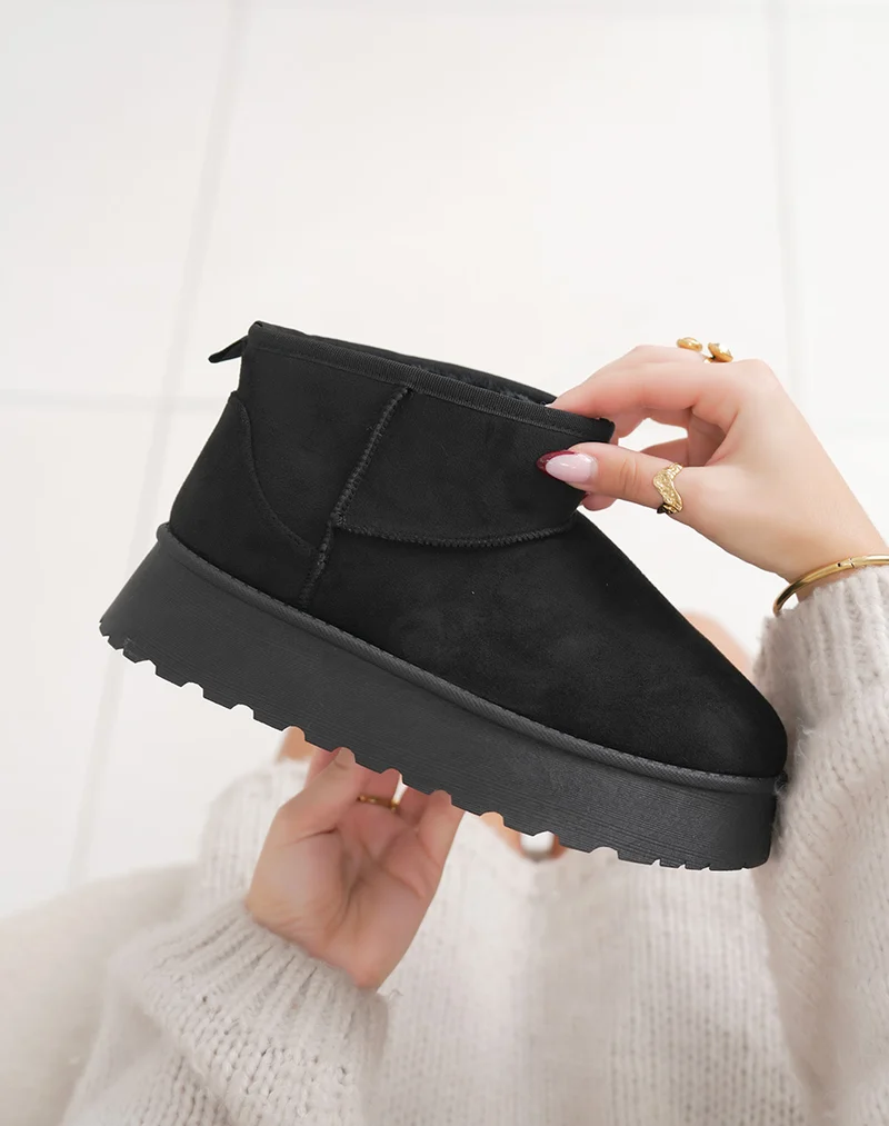 Bottines basses noires en suédine à plateforme fourrées