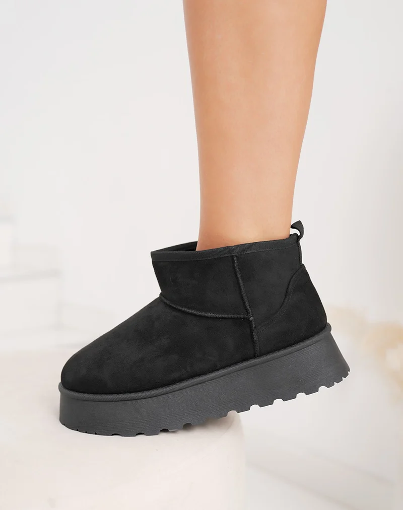Bottines basses noires en suédine à plateforme fourrées
