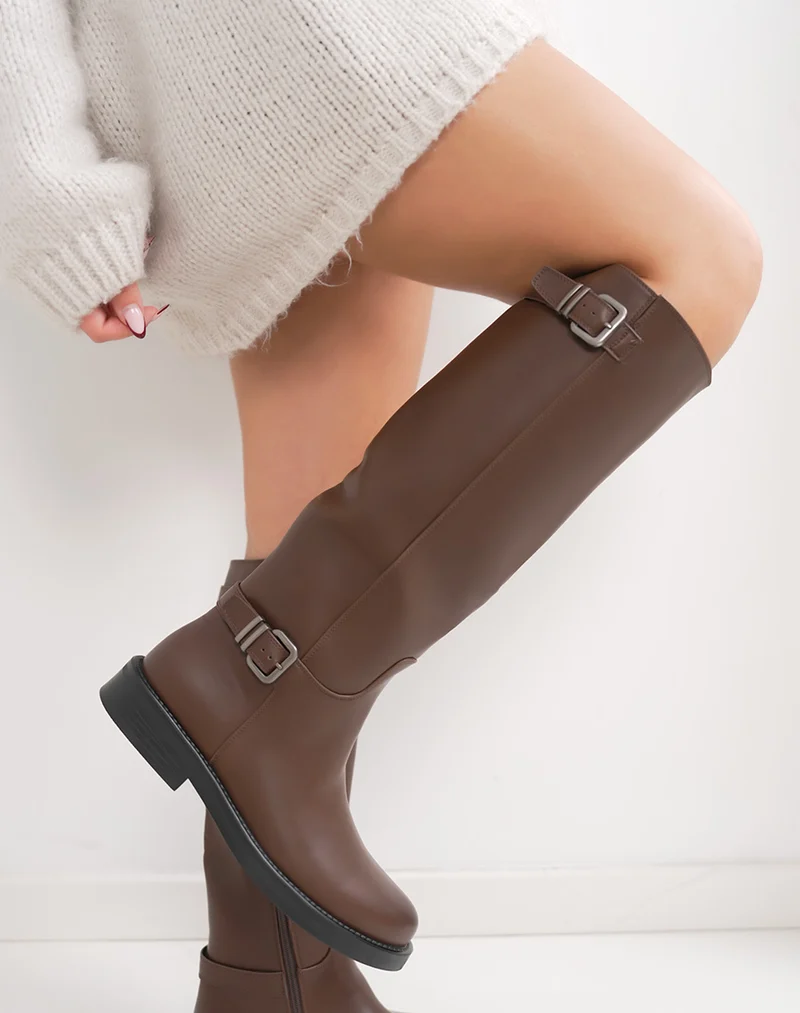 Bottes cavalières marron à sangles décoratives et talon plat