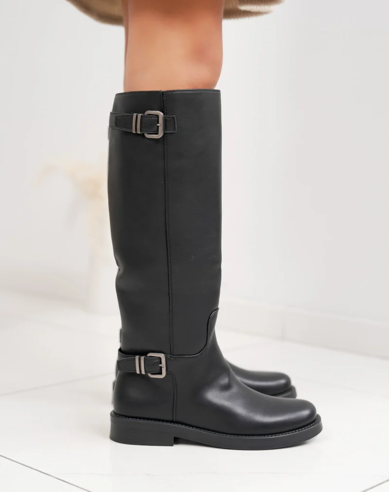 Bottes cavalières noires à sangles décoratives et talon plat