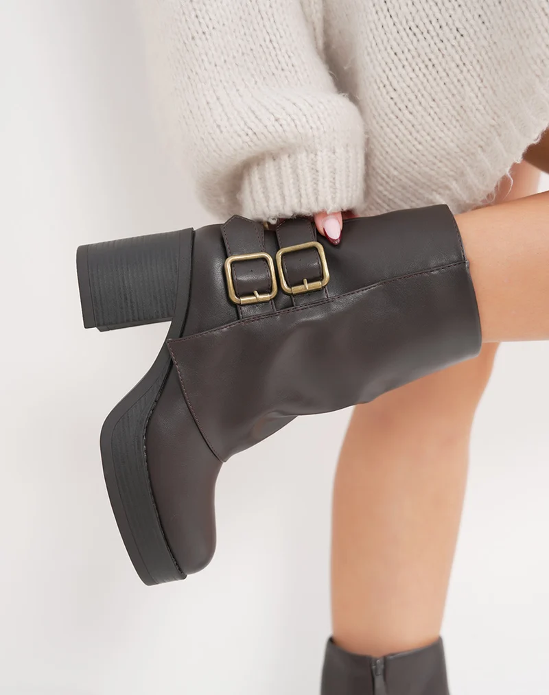 Bottines marron à revers et doubles boucles dorées avec talon carré