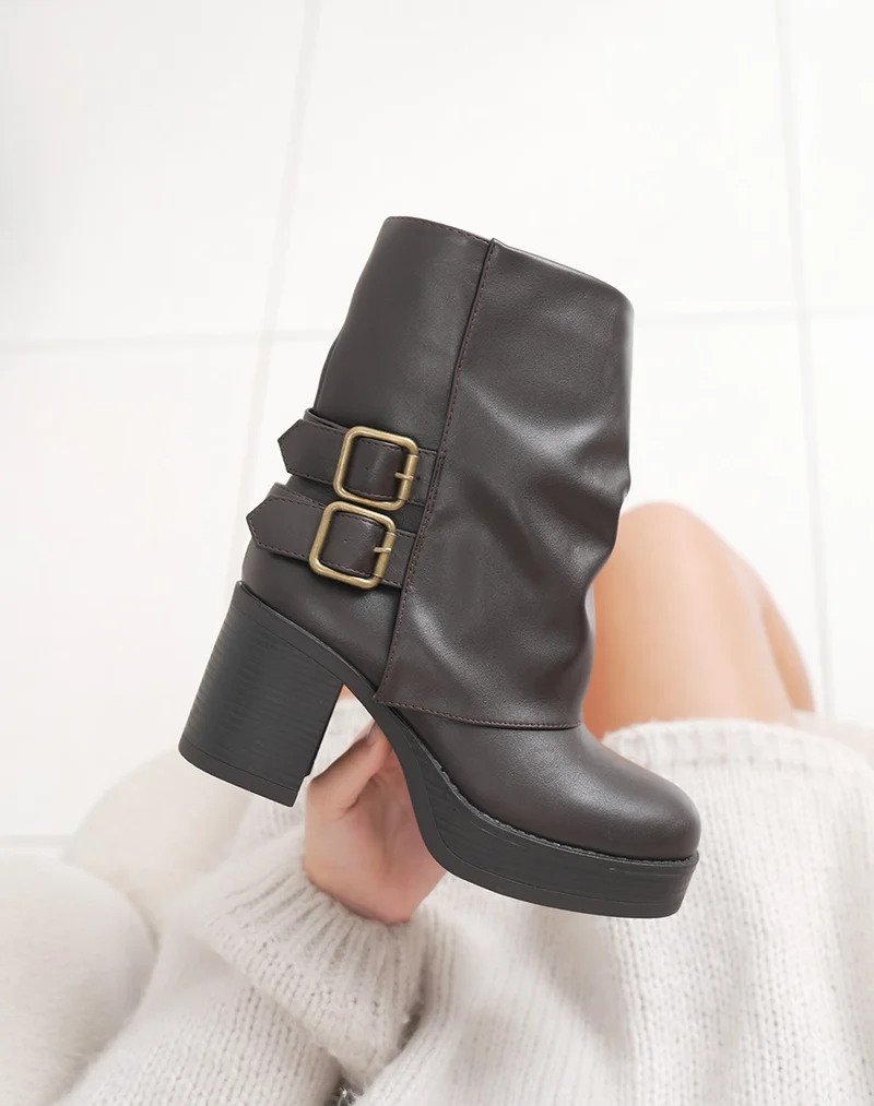 Bottines marron à revers et doubles boucles dorées avec talon carré