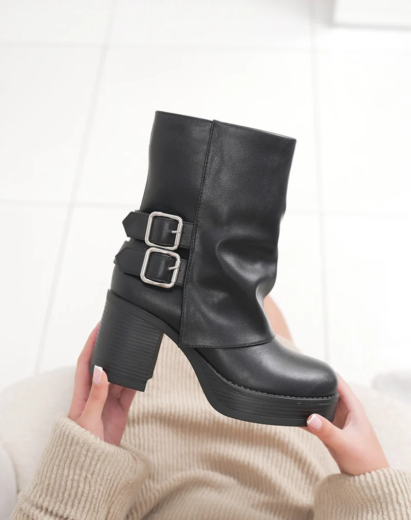Bottines noires à revers et doubles boucles argentées avec talon carré