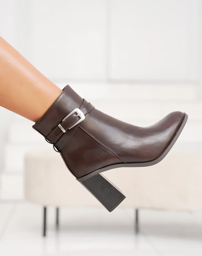 Bottines marron à sangle boucle argentée et talon haut épais