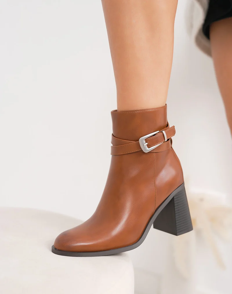 Bottines camel à sangle boucle argentée et talon haut épais