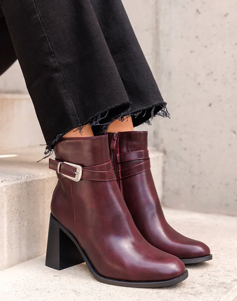 Bottines bordeaux à sangle boucle argentée et talon haut épais