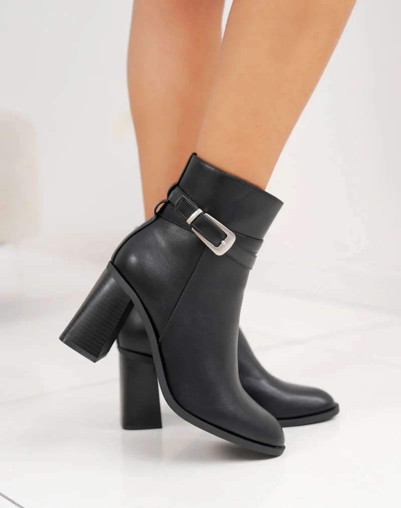 Bottines noires à sangle boucle argentée et talon haut épais