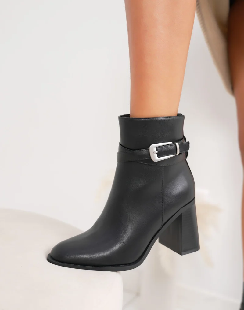 Bottines noires à sangle boucle argentée et talon haut épais