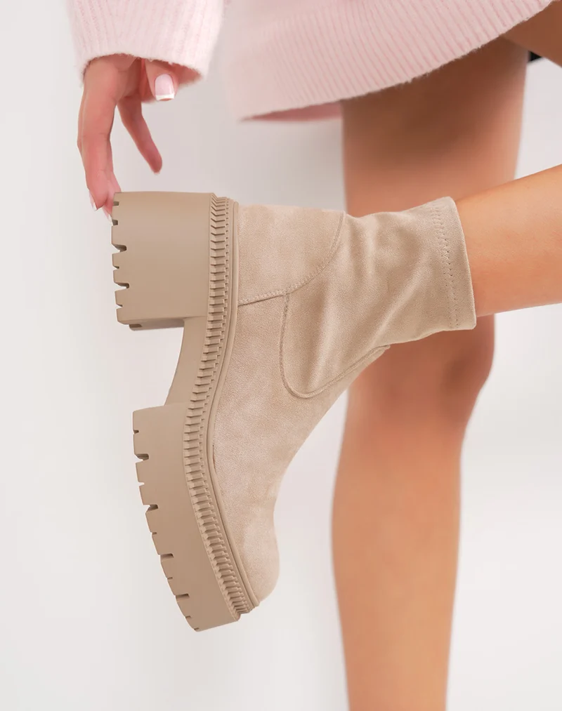 Bottines beiges en suédine à plateforme et semelle crantée