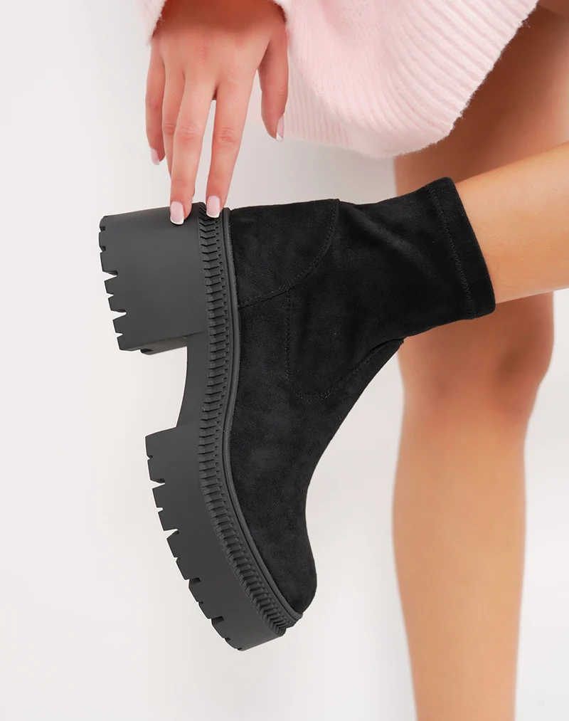Bottines noires en suédine à plateforme et semelle crantée