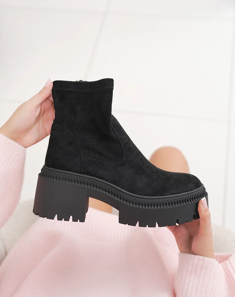 Bottines noires en suédine à plateforme et semelle crantée