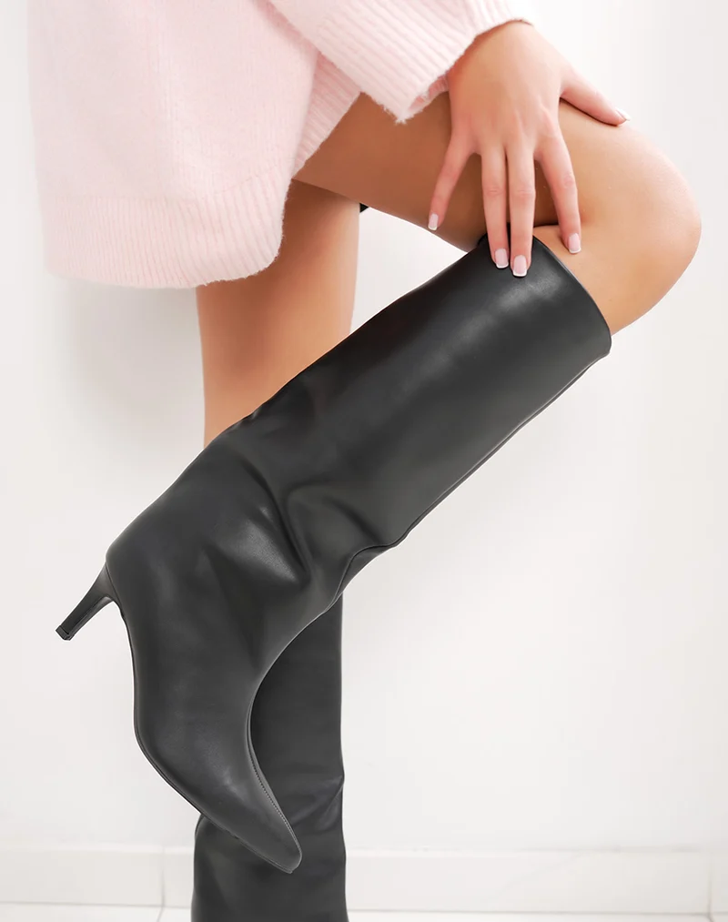Bottes noires à talon aiguille et bout pointu