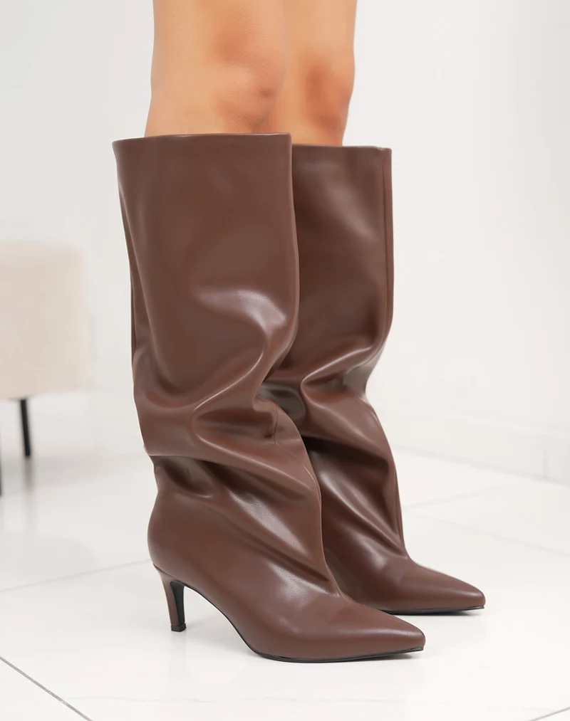 Bottes marrons à talon aiguille et bout pointu avec tige large