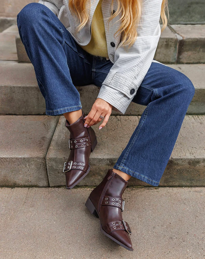 Bottines femme marron à bout pointu avec double lanière argentée intérieur fourré