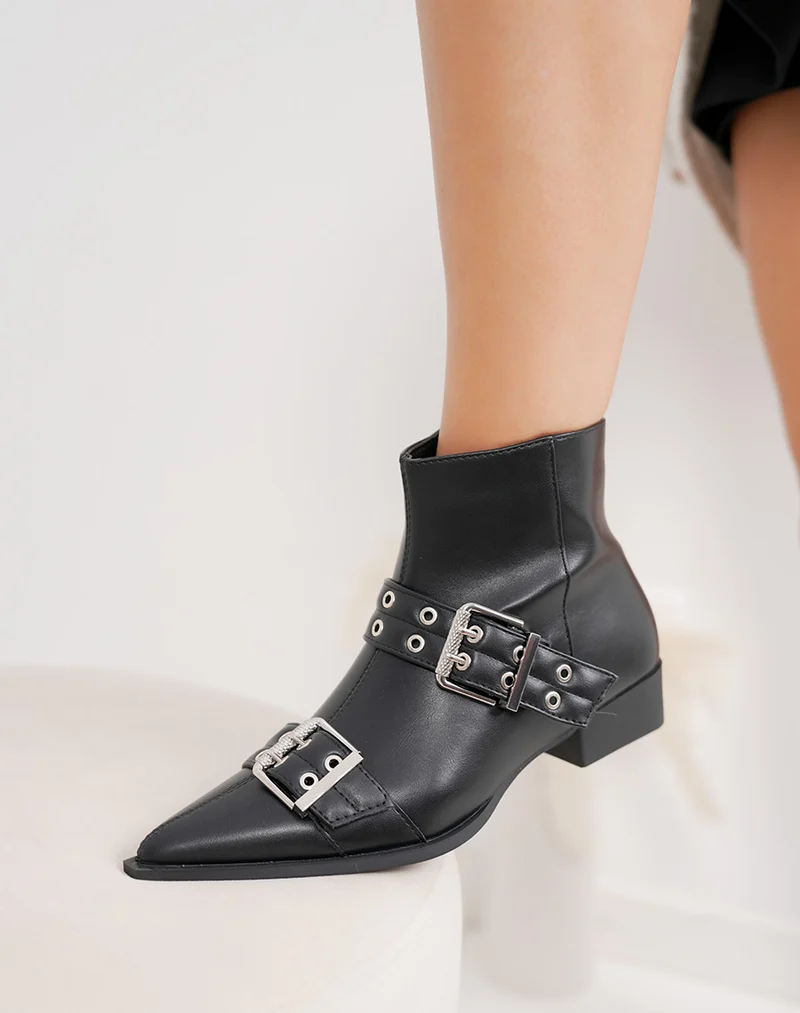 Bottines basses noires à bout pointu avec double lanière argentée intérieur fourré