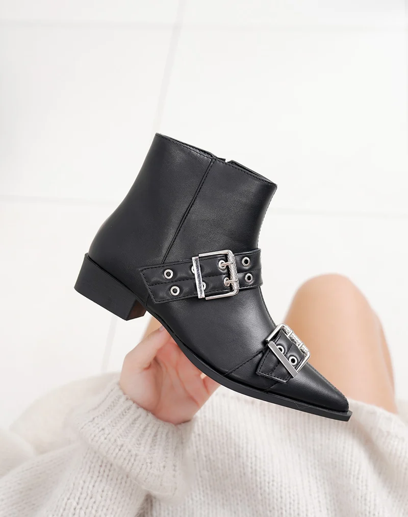 Bottines basses noires à bout pointu avec double lanière argentée intérieur fourré