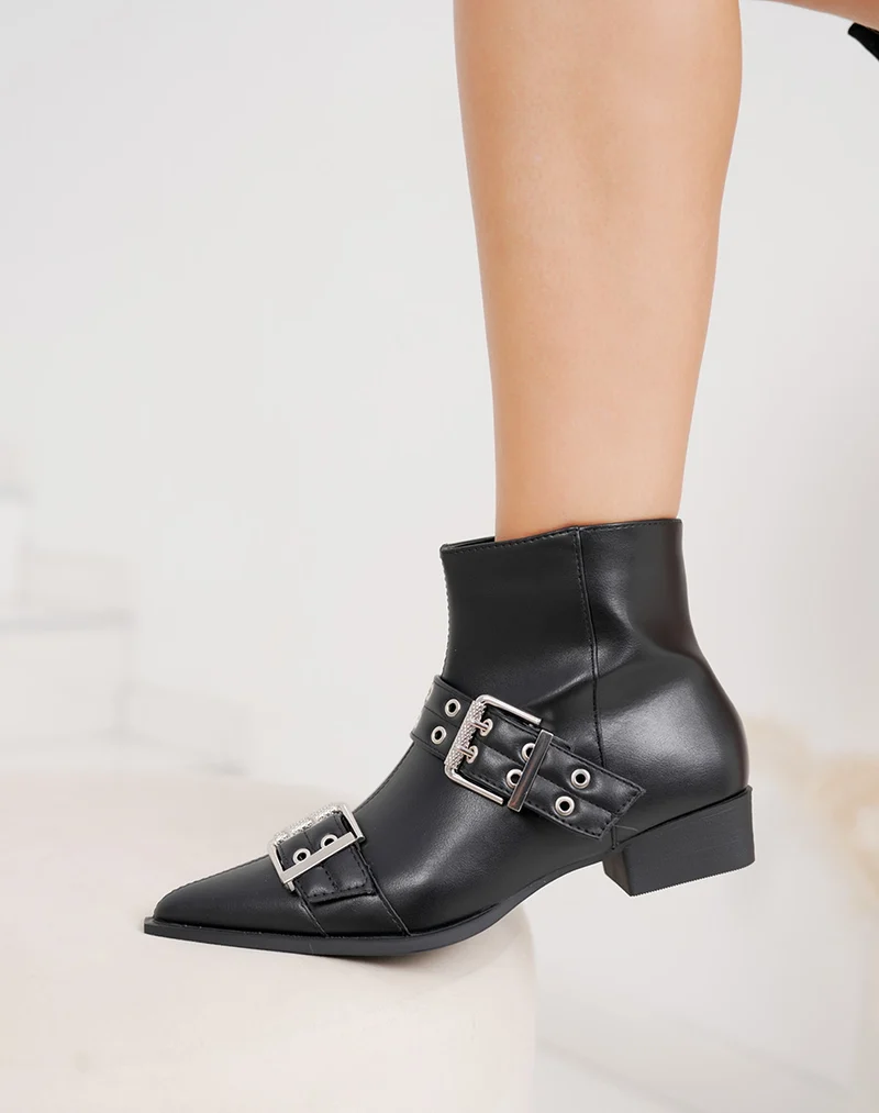 Bottines basses noires à bout pointu avec double lanière argentée intérieur fourré