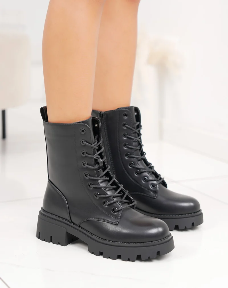 Bottines femme noires à lacets semelle crantée et intérieur fourré