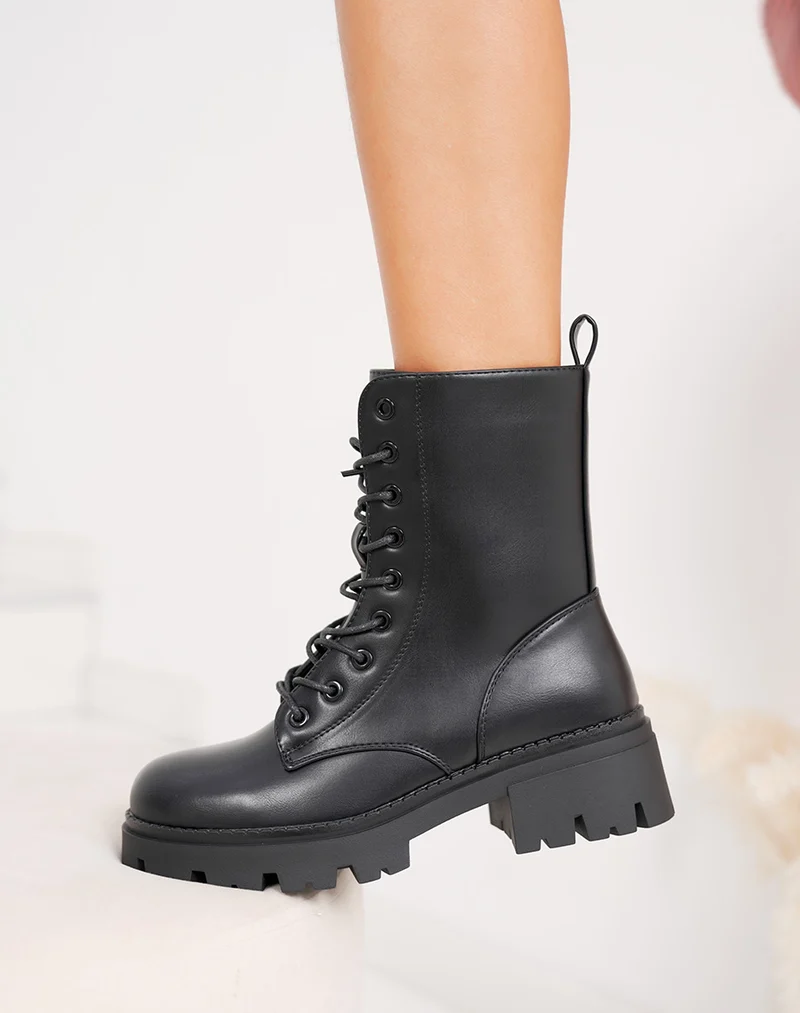 Bottines femme noires à lacets semelle crantée et intérieur fourré