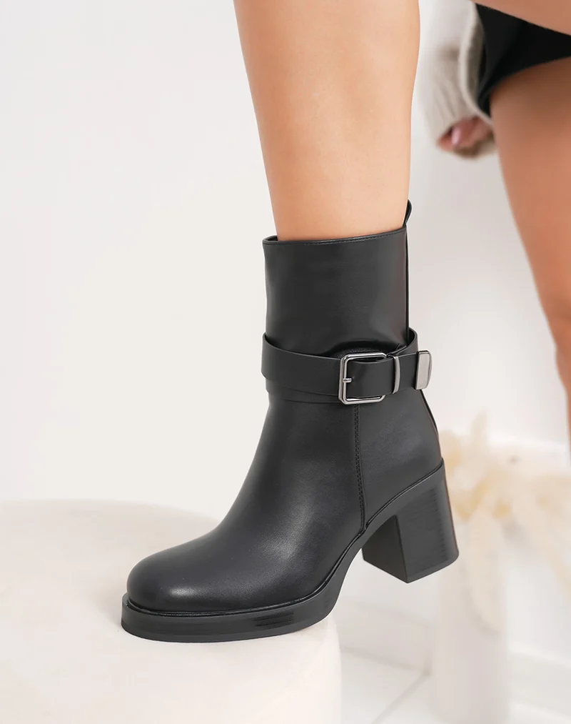 Bottines femme noires fourrées avec talon haut et double lanière à boucle