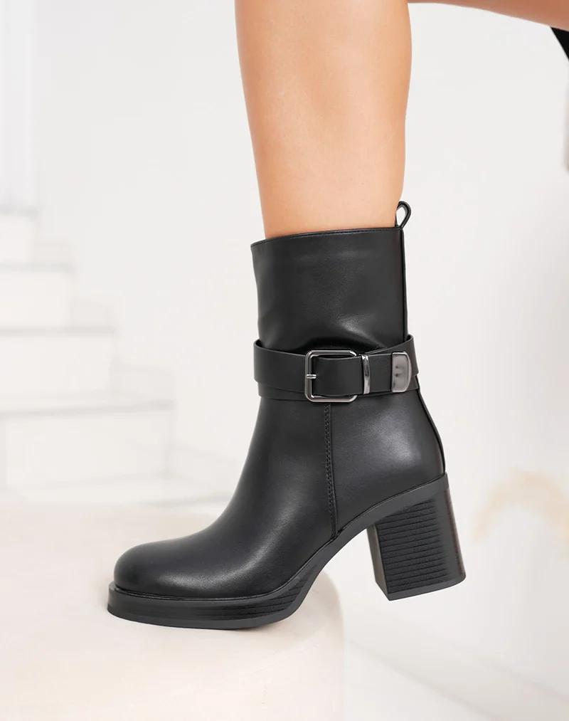 Bottines femme noires fourrées avec talon haut et double lanière à boucle