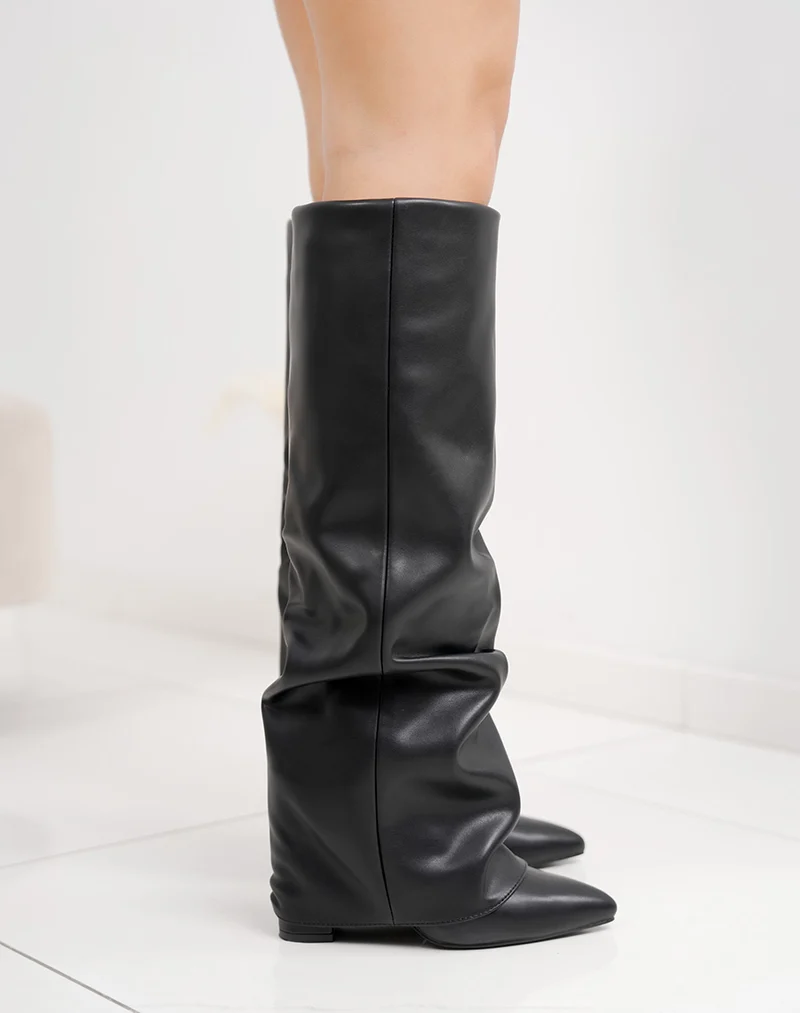 Bottes femme noires à effet plissé bout pointu et talon haut intérieur fourré