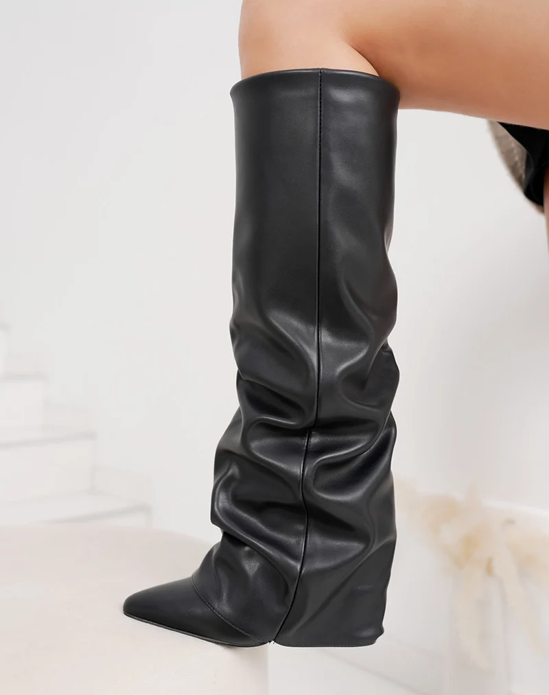 Bottes femme noires à effet plissé bout pointu et talon haut intérieur fourré
