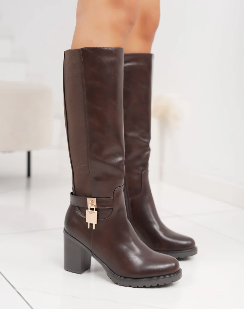 Bottes femme marron confortables à talon haut avec cadenas doré et intérieur fourré