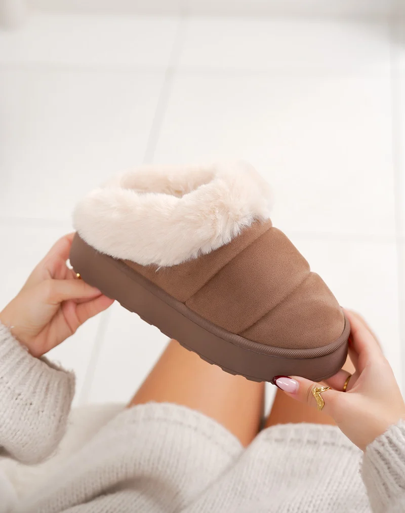 Mules marron à fourrure blanche