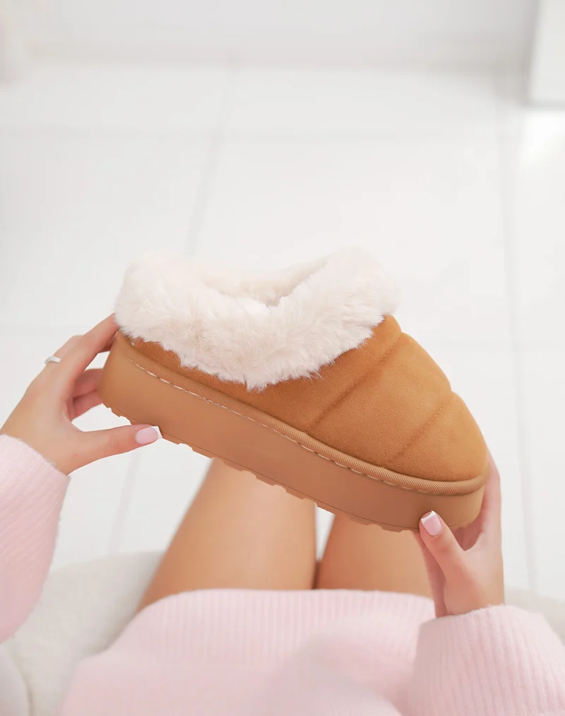 Mules camel à fourrure blanche