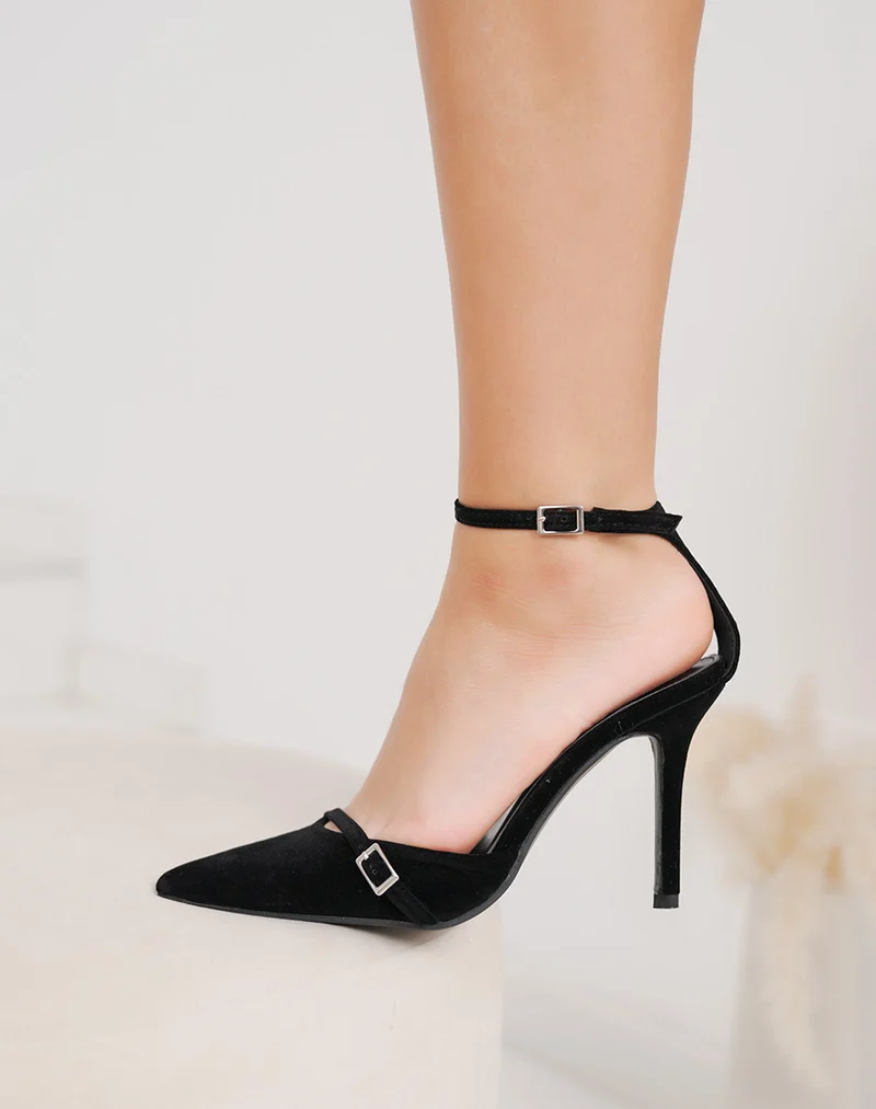 Escarpins femme noirs velours élégants avec boucle argentée et talon aiguille