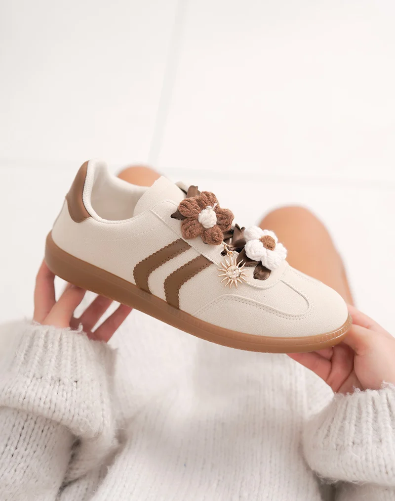 Basket femme beige tendance avec fleurs tricotées et bandes marron