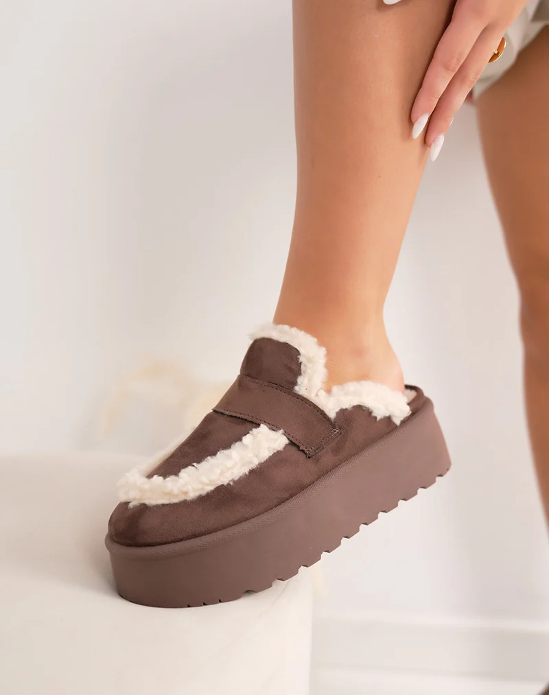 Mules femme marron en suédine avec fourrure blanche et semelle plateforme