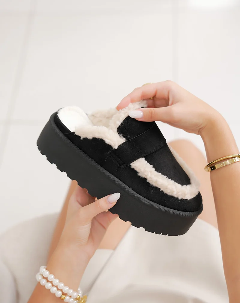 Mules femme noires tendance en suédine avec fourrure blanche et semelle plateforme