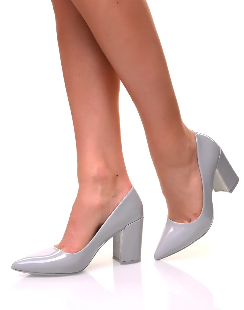 Escarpins vernis gris à talons carrés et à bouts pointus