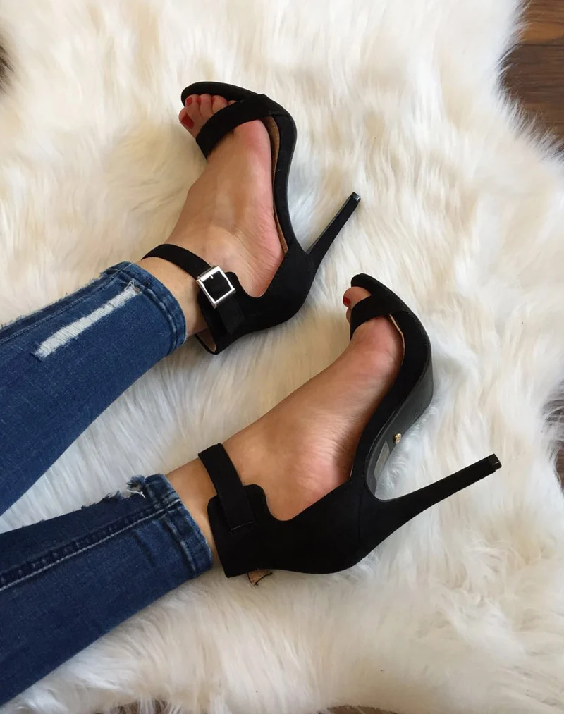 Sandales noires en suédine à talons aiguilles et à larges brides