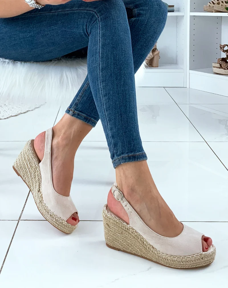 Sandales à talons compensés en suédine beige