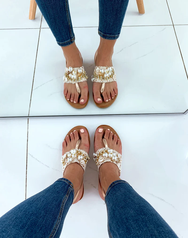 Nu-pieds beiges ornées de dentelle de perles et de strass