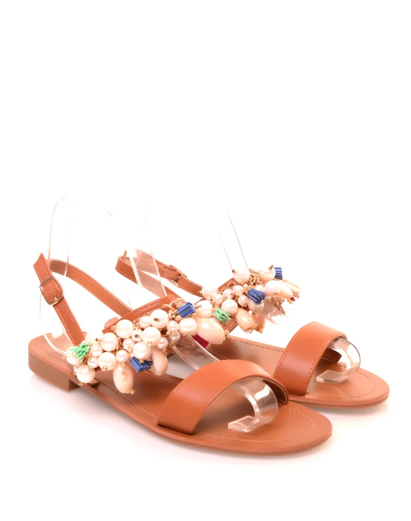 Nu-pieds camel à perles et coquillages