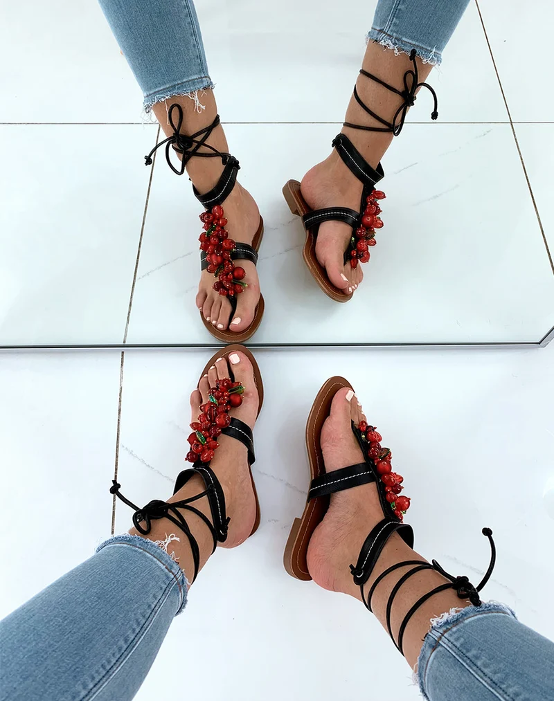 Nu-pieds noirs ornés de perles rouges