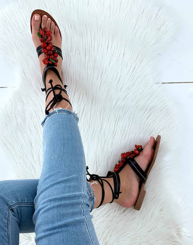 Nu-pieds noirs ornés de perles rouges