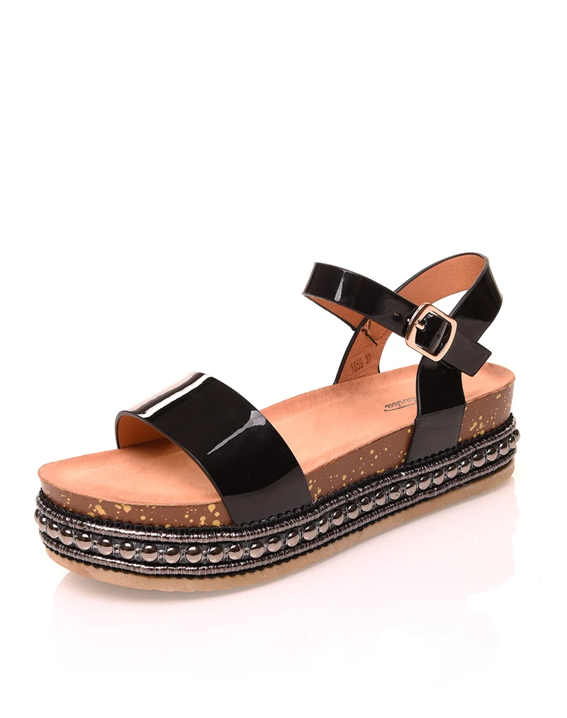Sandales à brides vernies noires et plateformes à clous