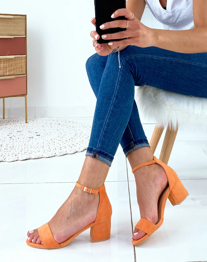 Sandales orange en suédine à talon carré