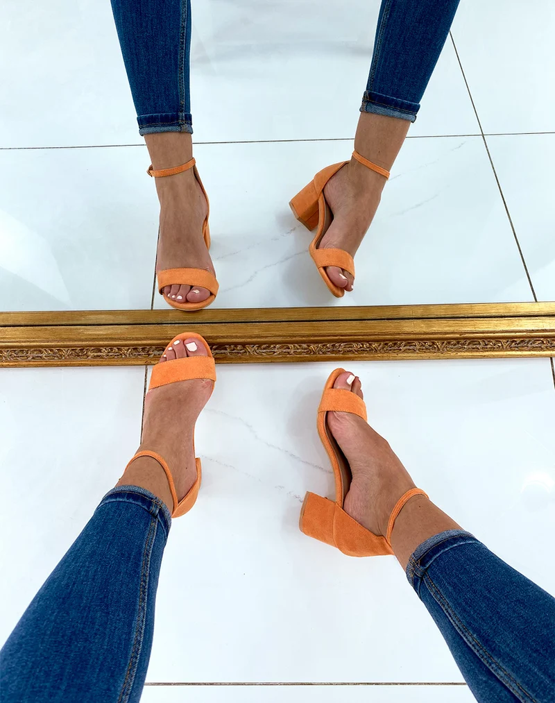 Sandales orange en suédine à talon carré
