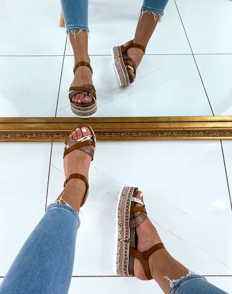 Nu-pieds marrons à semelles compensées fantaisies et multiples brides